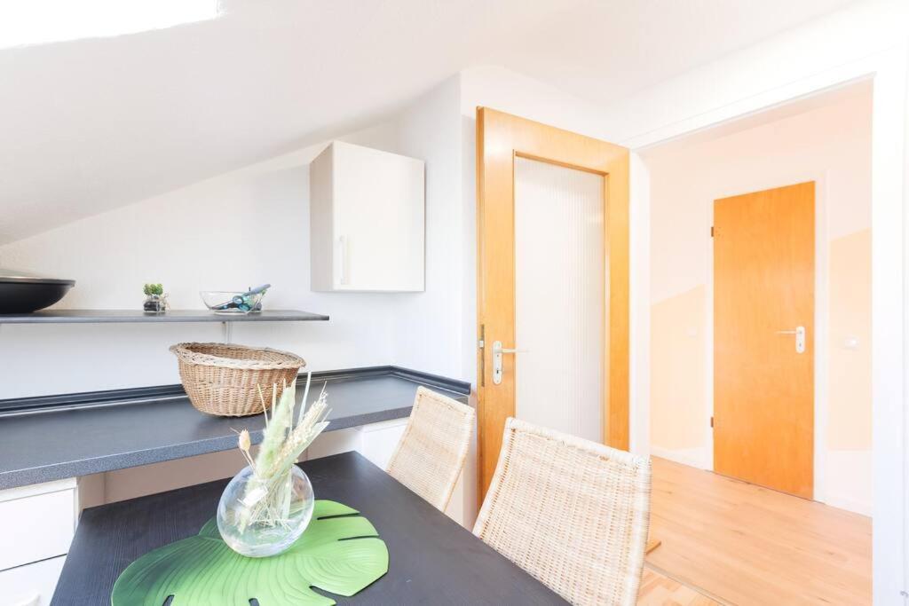 - 3-Bedroom Apartment Luxury: Central & Spacious In Duisburg & Big Tv And Kitchen - Exterior photo