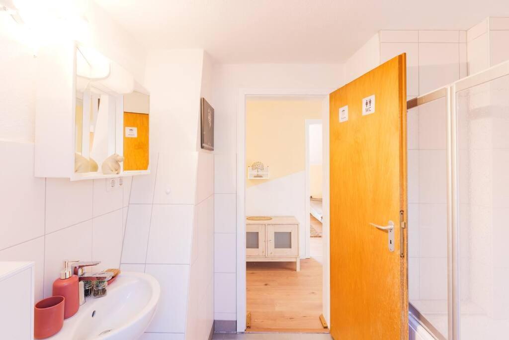 - 3-Bedroom Apartment Luxury: Central & Spacious In Duisburg & Big Tv And Kitchen - Exterior photo