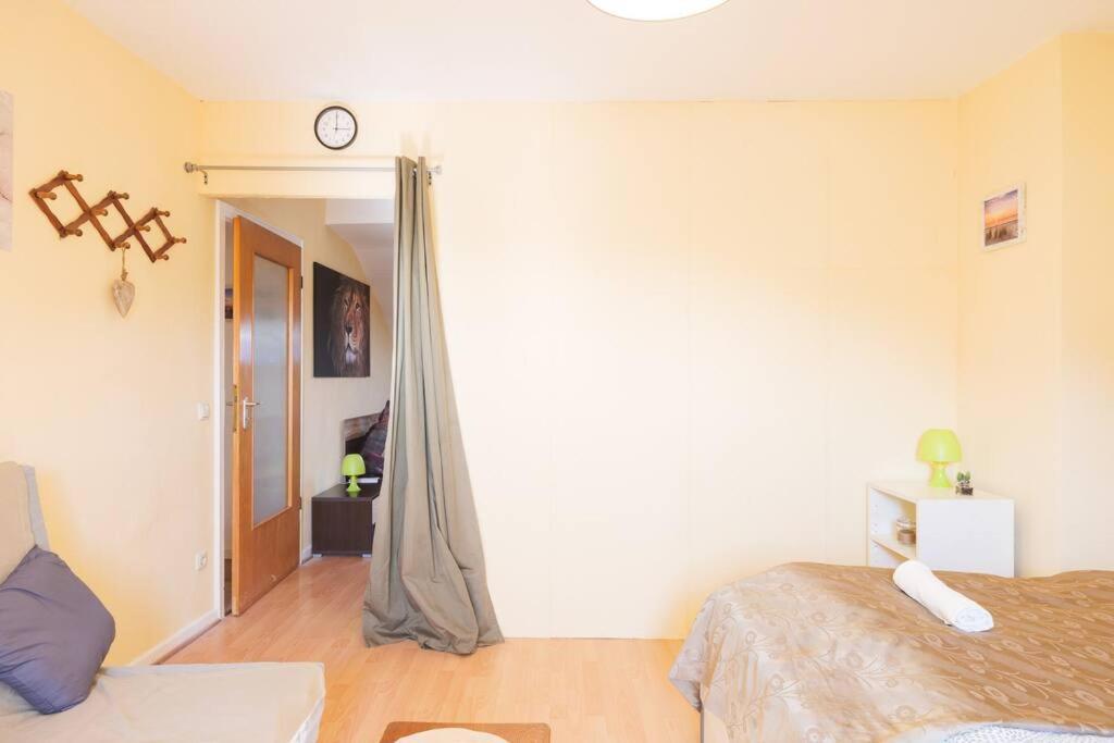 - 3-Bedroom Apartment Luxury: Central & Spacious In Duisburg & Big Tv And Kitchen - Exterior photo